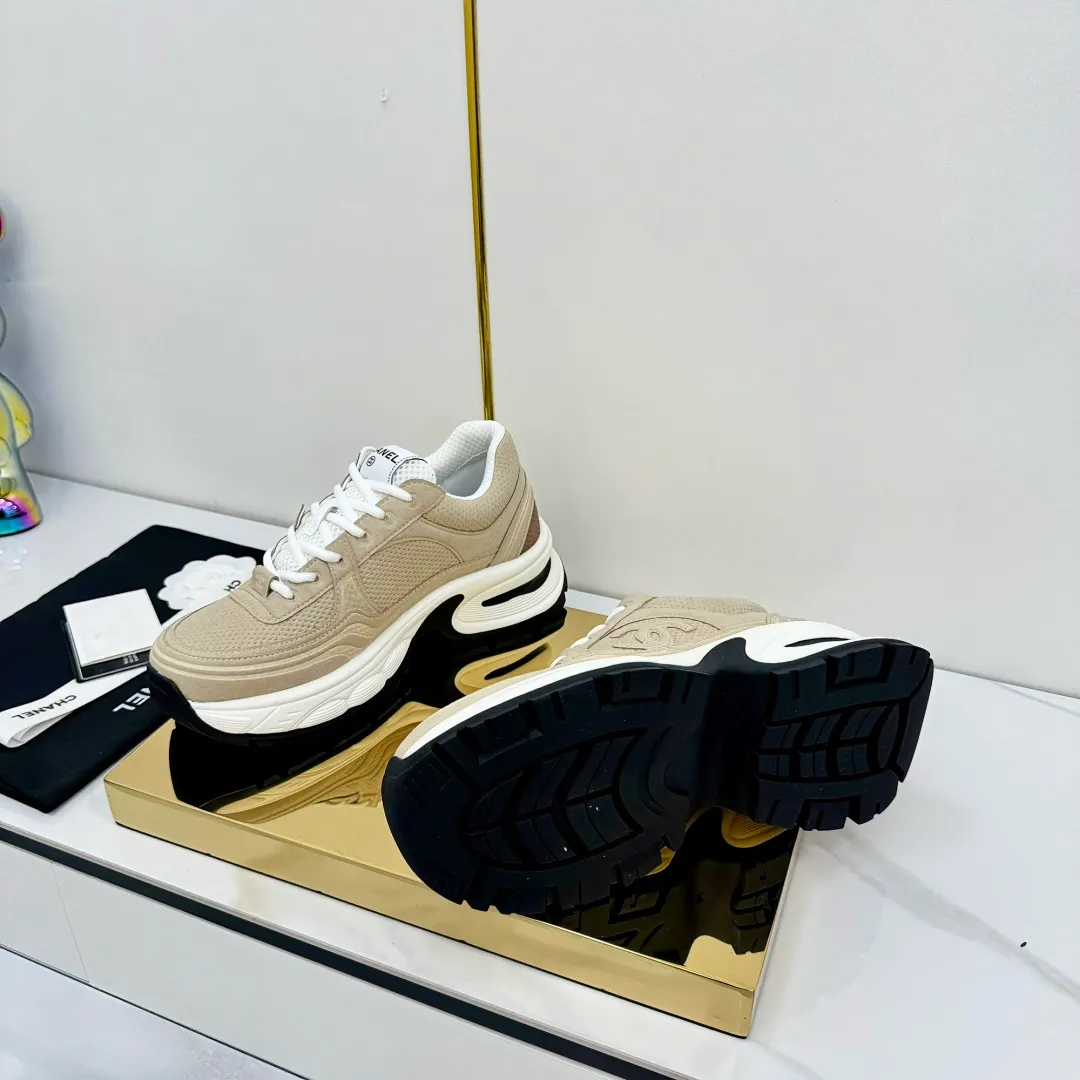 👟👟Ex-factory price 680👟👟 Upgraded version, upgraded version, upgraded version! No rebuttal accepted! ! ! ! Chanel Chanel panda shoes! 2025 counter's top casual sports shoes. This classic design; the upper is electro-embroidered with a variety of techniques; the outsole is fashionable and sporty; the unusual inclusion of a variety of color matching elements... The diversified mix and match is very good-looking and versatile, and can be used for leisure, fashion, sports, and outdoor... ꫛꫀꪝ Go➫ Materials: ❶Upper made of: original imported first-layer silk cowhide + original waterproof cloth + original first-layer cowhide ❷Inner lining: Original Yangli+Net ❸Outsole based on: Original TPU combination outsole Counter boutique packaging complete set for women 35–41 👉 👉 👉 👉